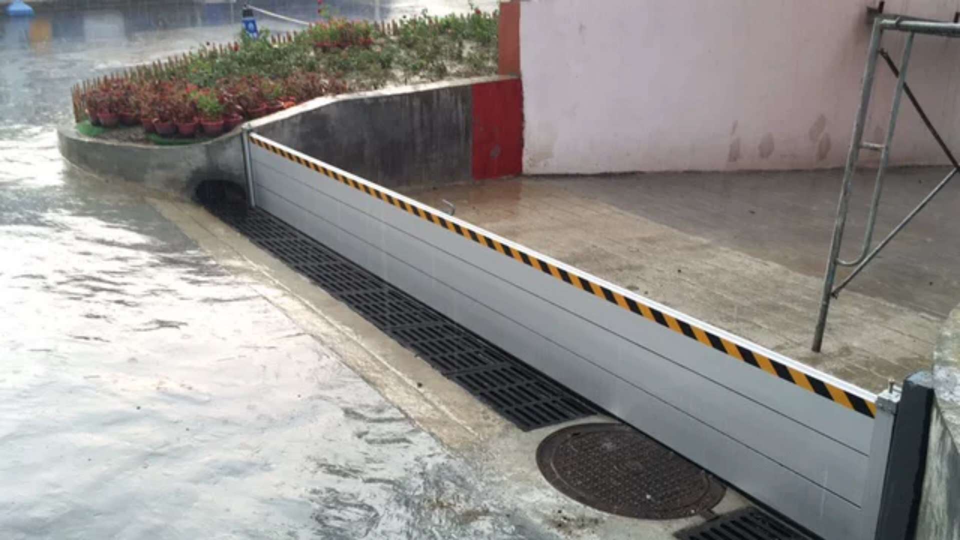 aluminum flood barrier application1.jpg